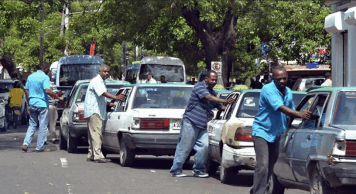 Choferes protestan frente al Intrant; advierten que el pasaje podría subir a RD$90 si eliminan subsidio