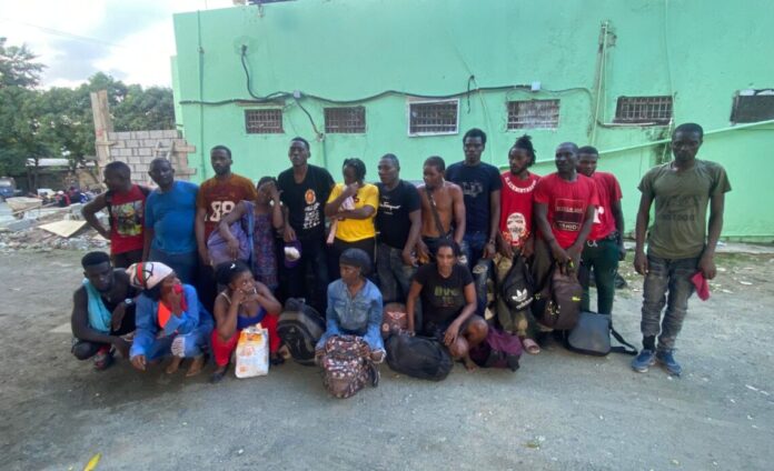 Ejército detiene tres vehículos con 36 ciudadanos haitianos en operativo de interdicción en Valverde