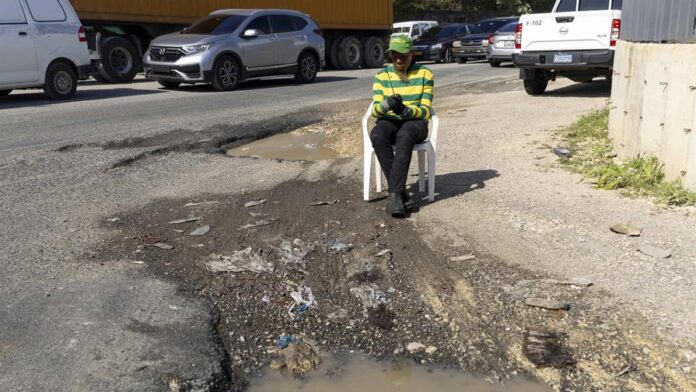 Baches en la avenida Luperón ponen en riesgo a conductores en la Zona Industrial de Herrera