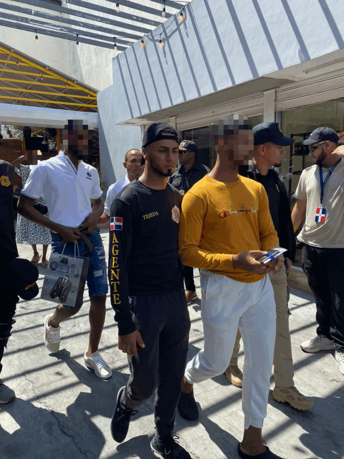 DGM detiene a 20 haitianos indocumentados durante operativo en 13 negocios de capital chino