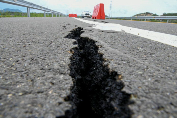Tramo de circunvalación de Baní presenta grietas a dos meses de su inauguración