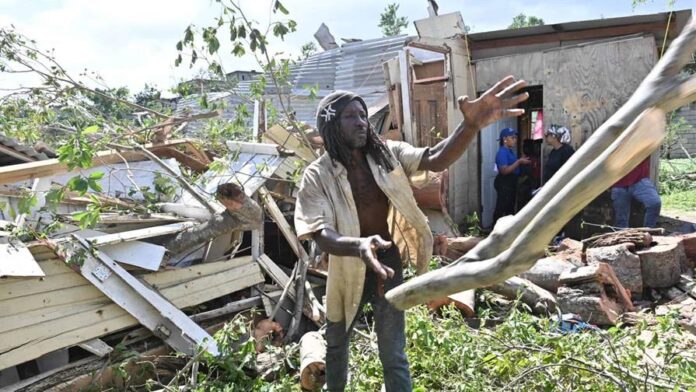 Huracán Melissa deja 32 muertos y devastación a su paso por el Caribe