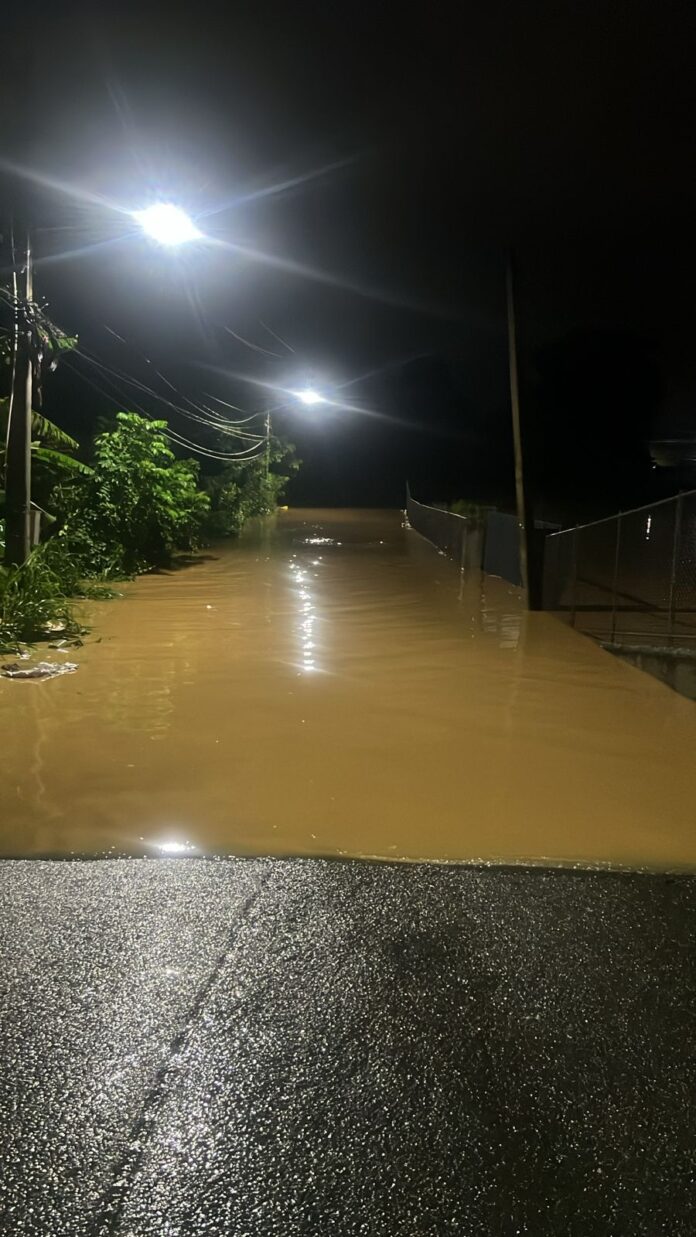 Como un río… Inundación crea gran taponamiento en la autopista Duarte