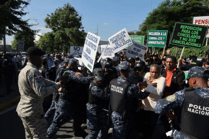 Policía dispersa protesta de agrónomos frente al Ministerio de Agricultura con lanzamiento de bombas lacrimógenas