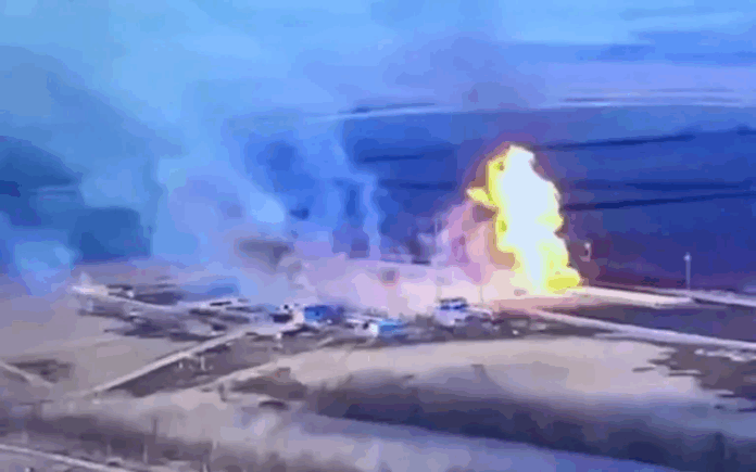 Ucrania bombardea terminal petrolera rusa y provoca incendio masivo en punto militar clave