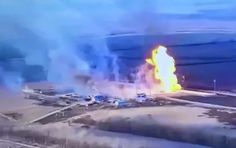 Ucrania bombardea terminal petrolera rusa y provoca incendio masivo en punto militar clave