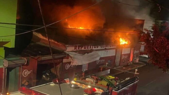 Incendio destruye negocio de repuestos y banca en Hato Mayor