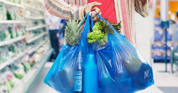 Persisten las fundas plásticas pese al vencimiento del plazo legal para su eliminación