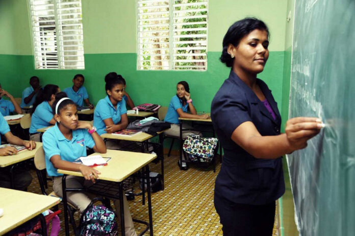 El mundo conmemora el Día Mundial de los Docentes en reconocimiento a su papel en la transformación educativa