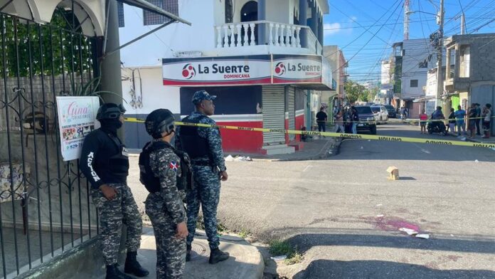 Dos personas muertas y varios heridos tras presunto tiroteo en fiesta callejera en Santiago