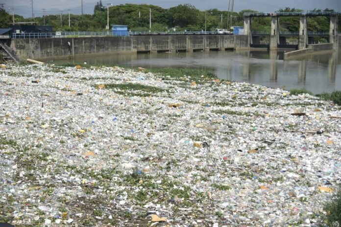 Preocupación por acumulación de desechos plásticos en el río Yaque del Norte en Santiago
