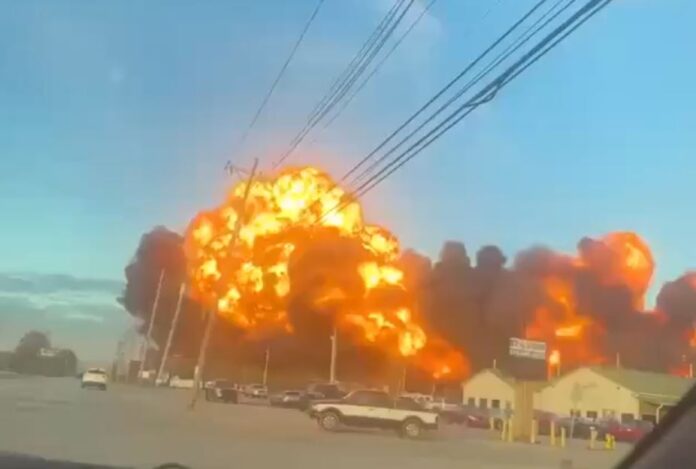 Avión de carga se estrella cerca del aeropuerto Muhammad Ali en Louisville
