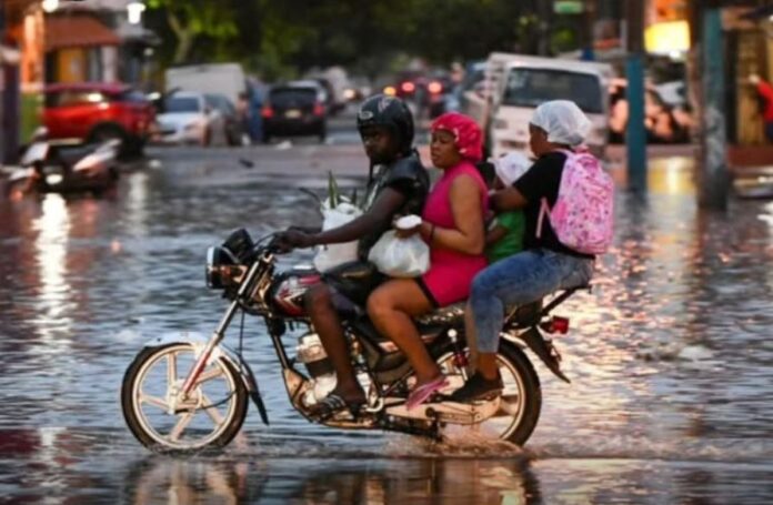 Lluvias y tormentas eléctricas continuarán este domingo por vaguada y onda tropical