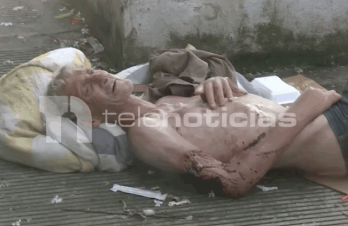 Tres personas en estado crítico permanecen frente al hospital Moscoso Puello sin recibir ayuda médica