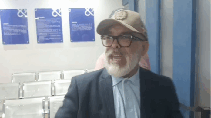 Ángel Martínez es retirado del Palacio de Justicia de Santiago mientras reclamaba sus pertenencias