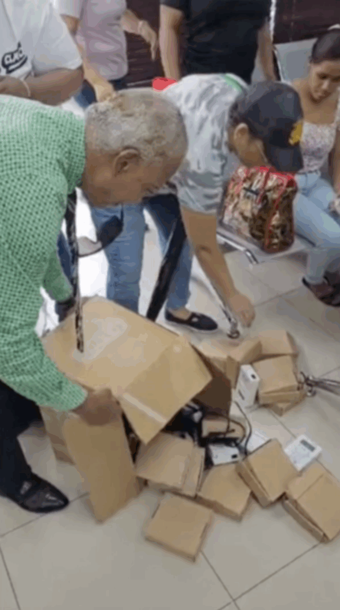 Comunitarios lanzan medidores en protesta frente a EDEEste por alzas “injustificadas” en facturas