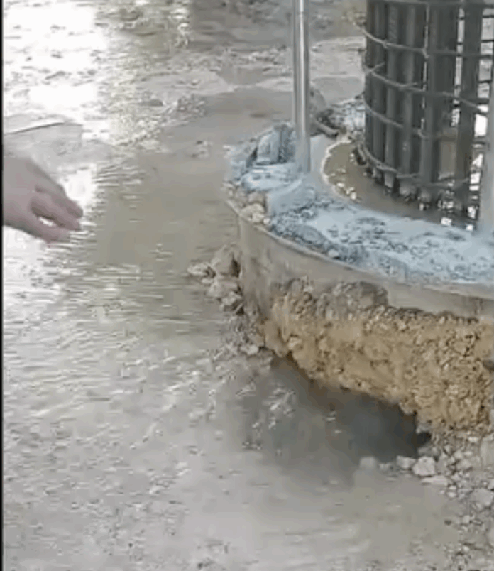 Construyen columna de ampliación línea 1 del Metro sobre tubería y la rompen