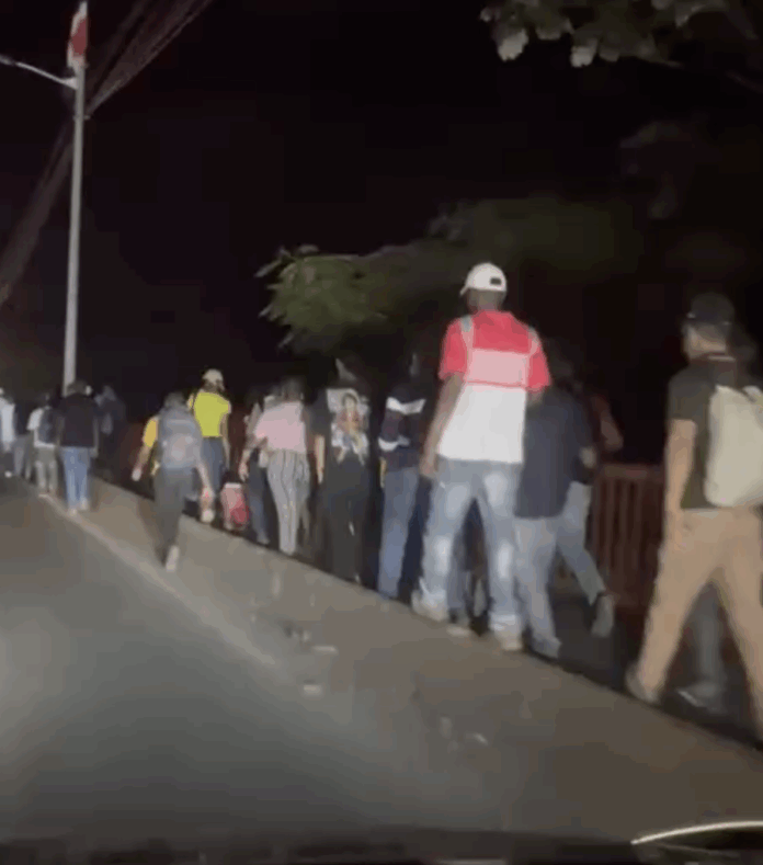 Caos en Villa Mella tras apagón nacional: ciudadanos caminan a sus hogares ante suspensión del Metro