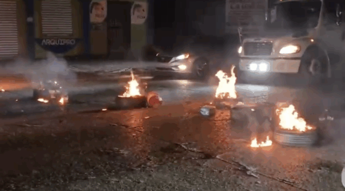 Protestas en Navarrete por apagón nacional la noche de ayer