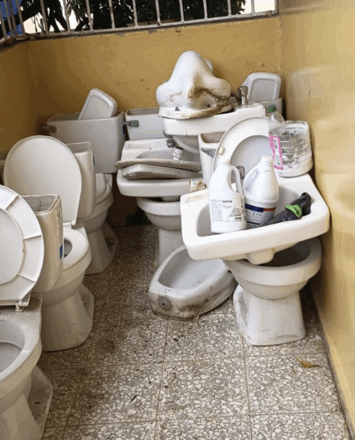 Denuncian grave abandono y desmantelamiento de escuela Minerva Mirabal en Pantoja