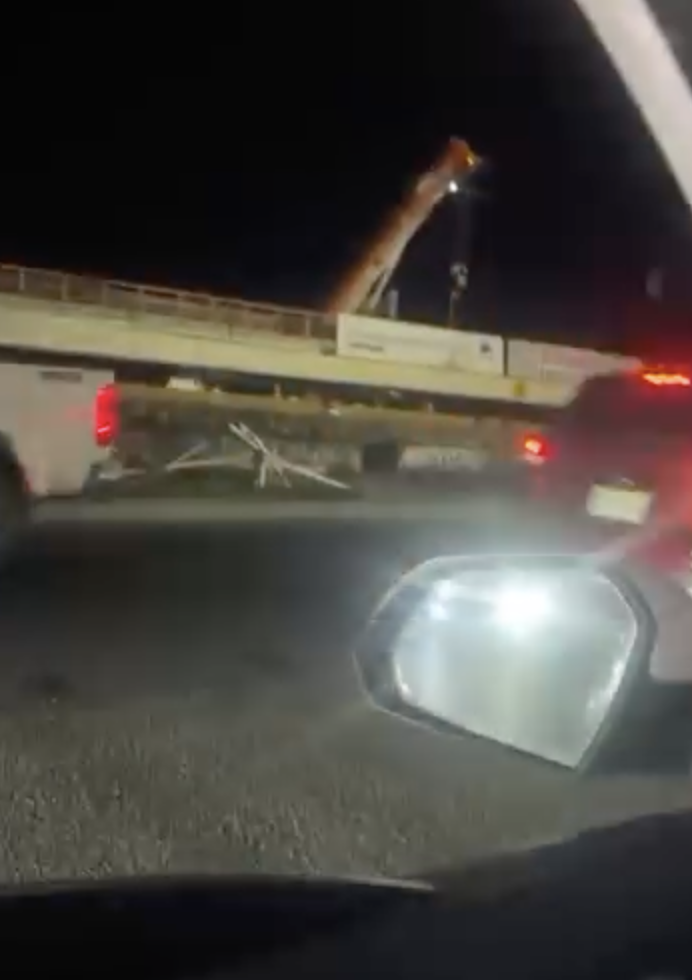 Trabajos de desmonte y traslado de viga de puente peatonal en Las Américas provocan congestión