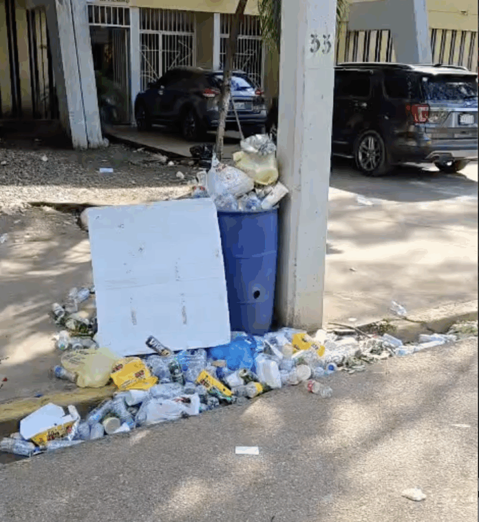 Ciudadano denuncia acumulación de plásticos y basura en aceras tras concierto en el Centro Olímpico