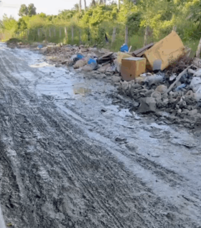 Residentes de La Fe, Los Alcarrizos, denuncian abandono total de calles y colapso de puente vital