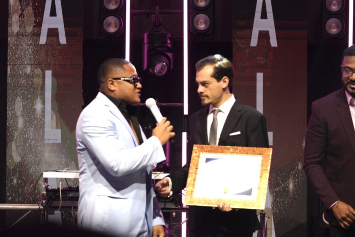 Productor General de Faia Group recibe el «Premio La Flor»