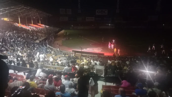 Falla eléctrica interrumpe juego entre Águilas Cibaeñas y Gigantes del Cibao durante apagón nacional