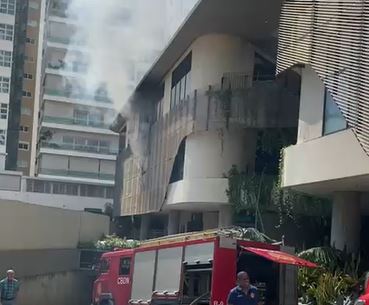 Bomberos controlan incendio en tienda de la plaza Paseo del Prado en el Distrito Nacional