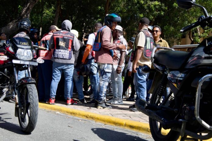 Motoconchistas protestan en el Palacio Nacional por nueva normativa sobre uso obligatorio de cascos certificados