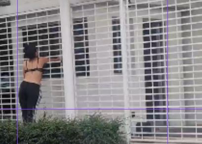 Denuncian que una joven en aparente crisis lanzó objetos y generó caos en la calle