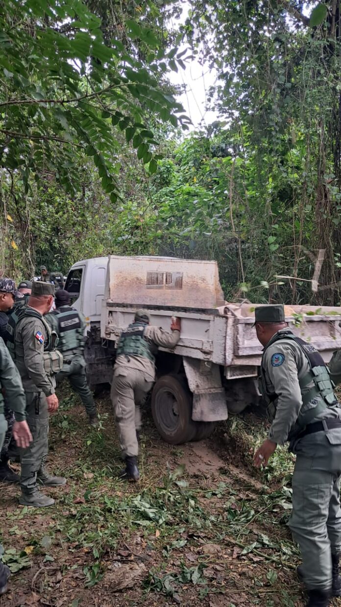 Operativo conjunto sorprende tres camiones en extracción ilegal en la ribera del río Nigua