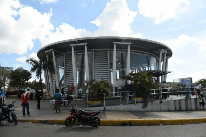 Avería causa largas filas en estación María Montez del metro