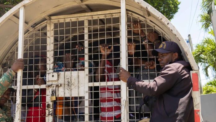 Migración interviene comercios de chinos en Santiago y detiene a 74 haitianos sin documentos