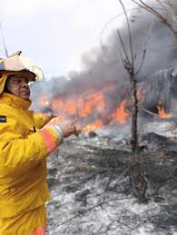 Incendio afecta fábrica de plásticos en la zona sur de Santiago