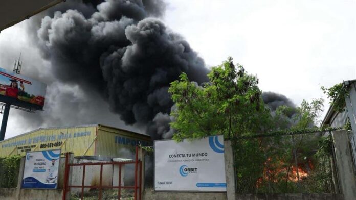 Incendio afecta depósito de cables eléctricos en el kilómetro 14 de la Autopista Duarte