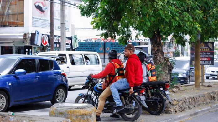 Intrant prohíbe nuevamente el uso del “medio casco” y establece reglas estrictas para cascos homologados en RD