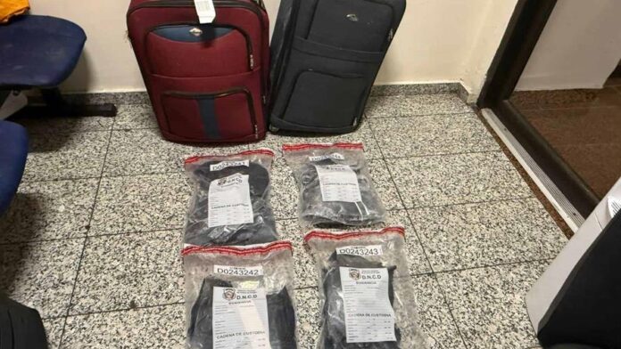 Apresan a extranjera que intentó viajar con cuatro paquetes de cocaína desde el AILA