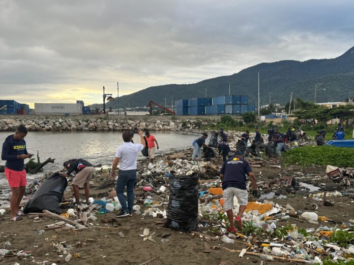 MITUR ejecuta jornada de recolección de residuos plásticos en Puerto Plata tras denuncia de Somos Pueblo