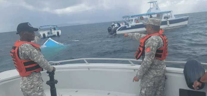 Catamarán se hunde en la bahía de Samaná; Armada auxilia a turistas