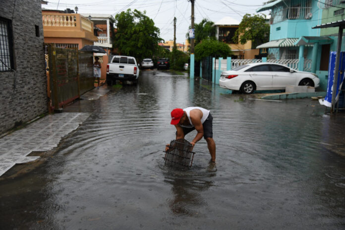 Vaguada provoca severas inundaciones en Santo Domingo Este y el Cibao