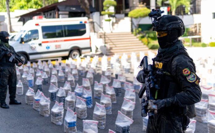 Arrestan tres hombres con 1.5 toneladas de presunta cocaína en Baní