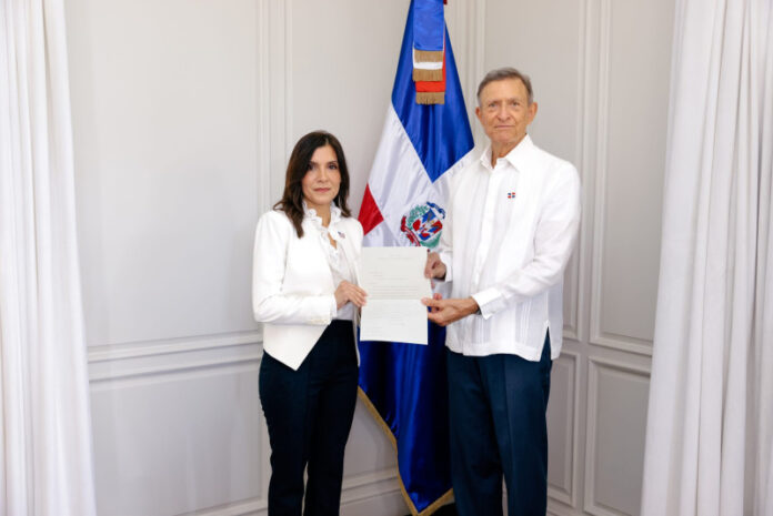 Embajadora de EE.UU. Leah Campos presenta cartas credenciales al canciller Roberto Álvarez