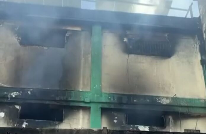 Incendio en ferretería de la avenida Independencia mantiene a bomberos en labores por más de 12 horas