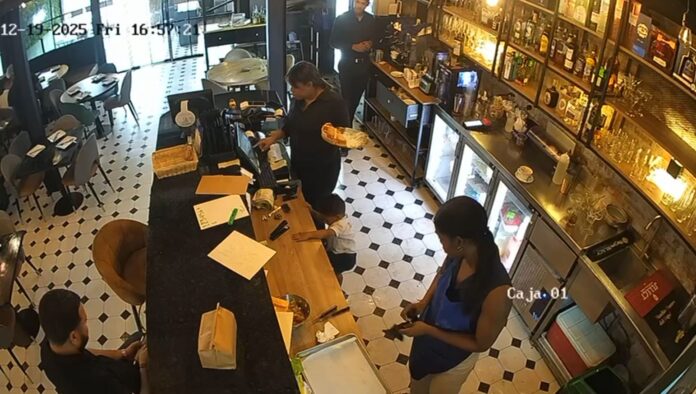 Captan a hombre pagando con dólares falsos en Novocentro