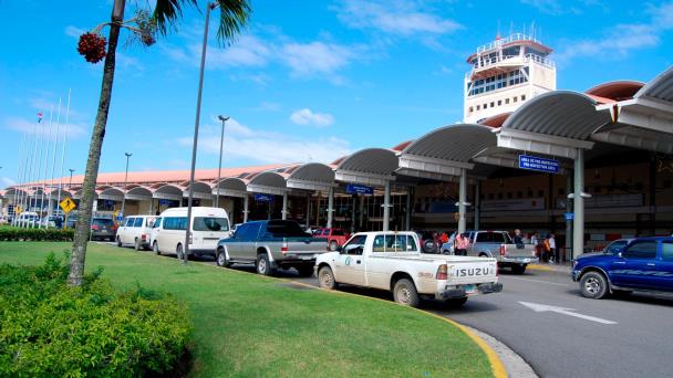 Denuncian clonación de tarjetas y saqueos en maletas en aeropuerto del Cibao