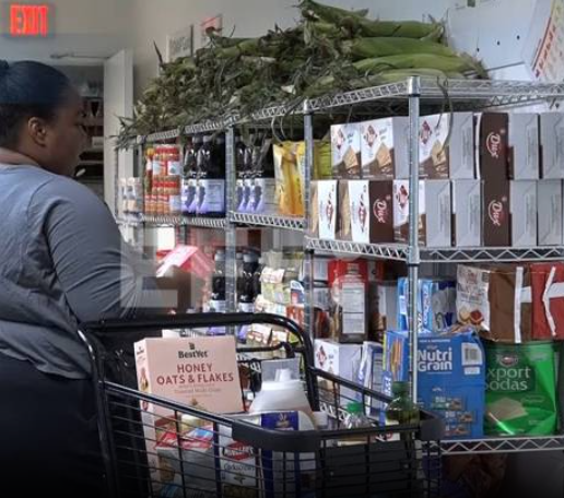 Miles de latinos abarrotan bancos de comida por Navidad en EEUU