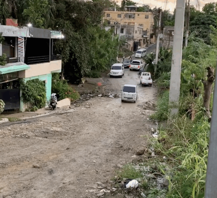 Denuncian Intransitabilidad en Calles de La Campechito, Villa Mella