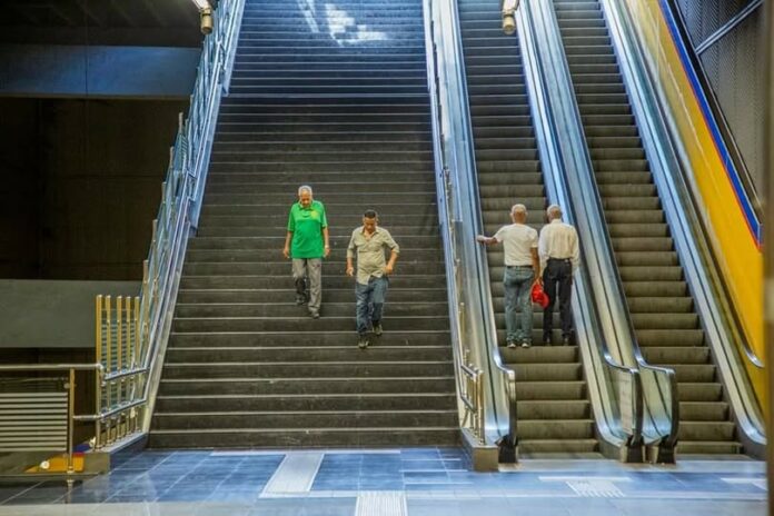 A subir a pie las escaleras eléctricas del metro
